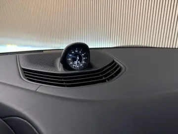 PORSCHE Taycan Performance 93 kWh-PANO-LUFT-SPORT CHRONO