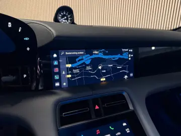 PORSCHE Taycan Performance 93 kWh-PANO-LUFT-SPORT CHRONO