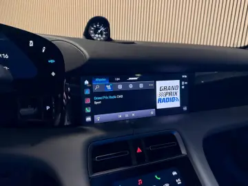 PORSCHE Taycan Performance 93 kWh-PANO-LUFT-SPORT CHRONO