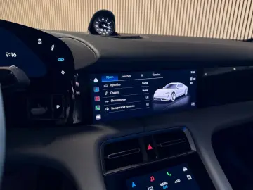 PORSCHE Taycan Performance 93 kWh-PANO-LUFT-SPORT CHRONO