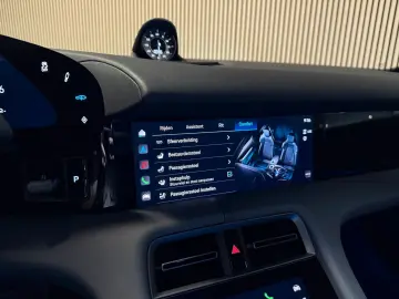 PORSCHE Taycan Performance 93 kWh-PANO-LUFT-SPORT CHRONO