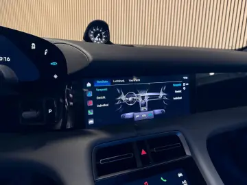 PORSCHE Taycan Performance 93 kWh-PANO-LUFT-SPORT CHRONO