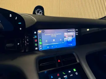 PORSCHE Taycan Performance 93 kWh-PANO-LUFT-SPORT CHRONO