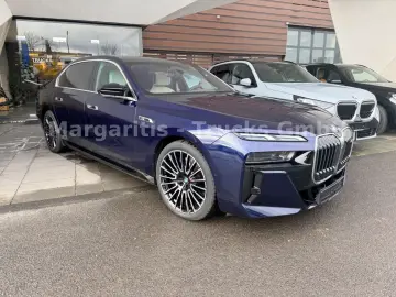 BMW M760e xDrive 21  TV Lounge B&W