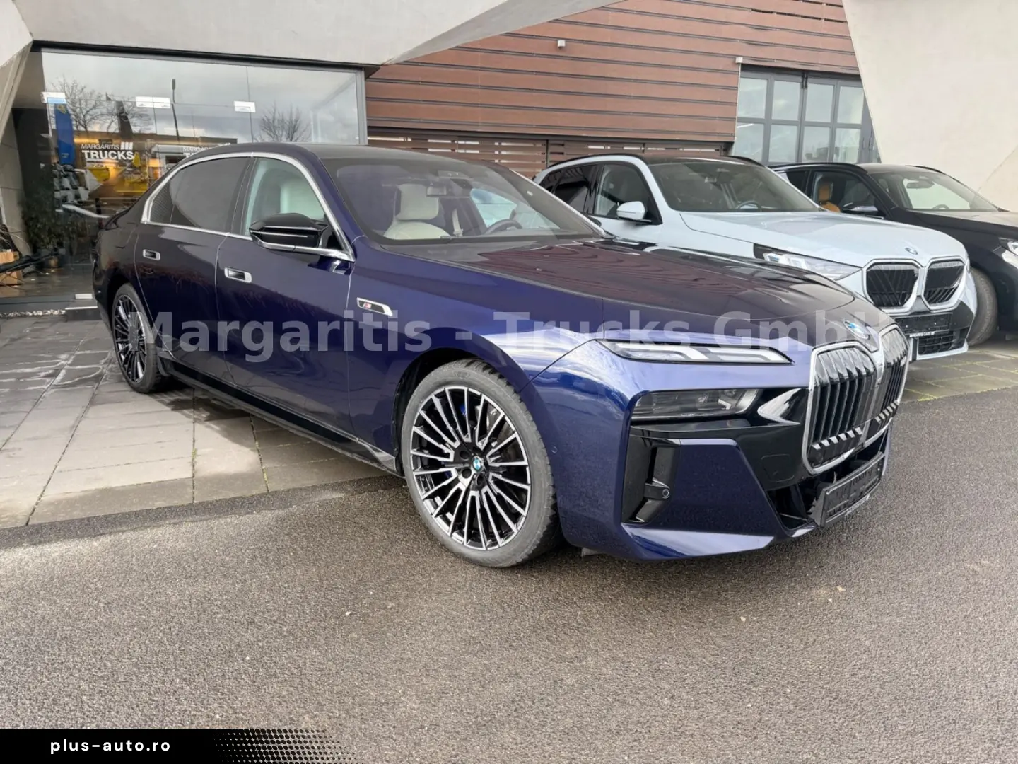 BMW M760e xDrive 21  TV Lounge B&W