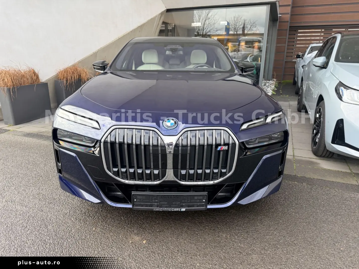 BMW M760e xDrive 21  TV Lounge B&W