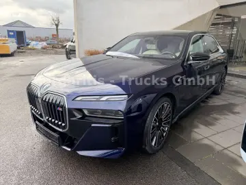 BMW M760e xDrive 21  TV Lounge B&W