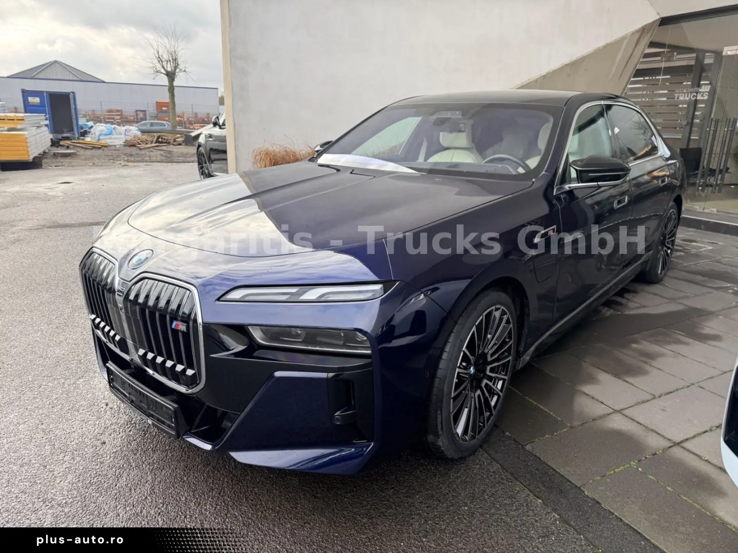 BMW M760e xDrive 21  TV Lounge B&W