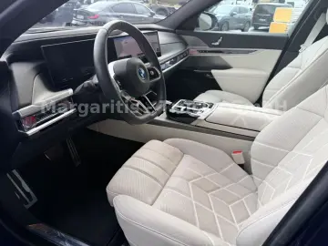 BMW M760e xDrive 21  TV Lounge B&W