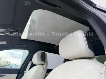 BMW M760e xDrive 21  TV Lounge B&W