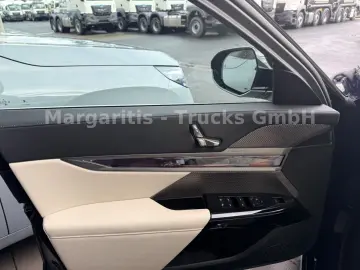 BMW M760e xDrive 21  TV Lounge B&W