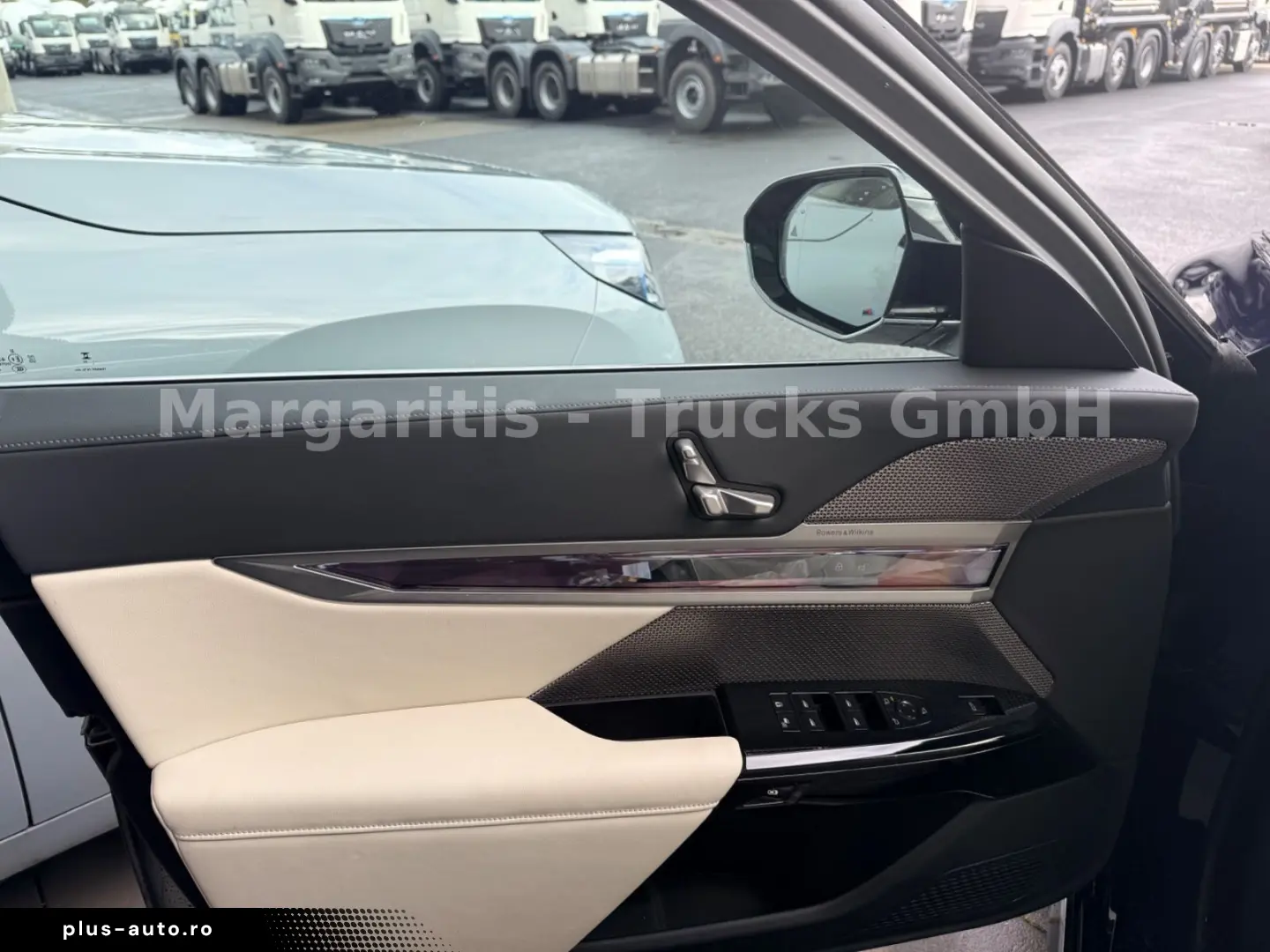 BMW M760e xDrive 21  TV Lounge B&W