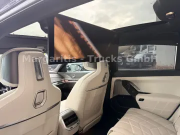 BMW M760e xDrive 21  TV Lounge B&W