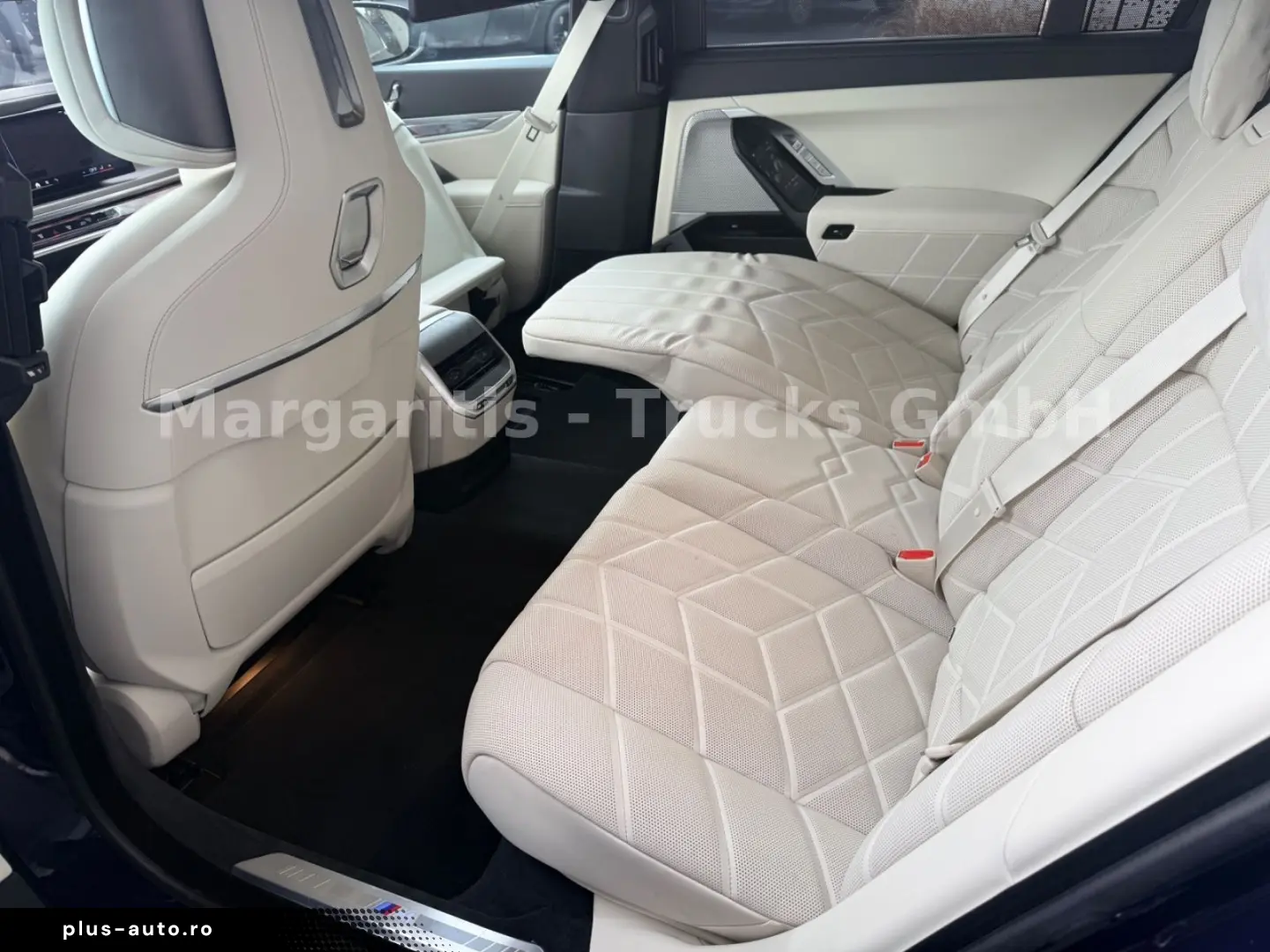 BMW M760e xDrive 21  TV Lounge B&W