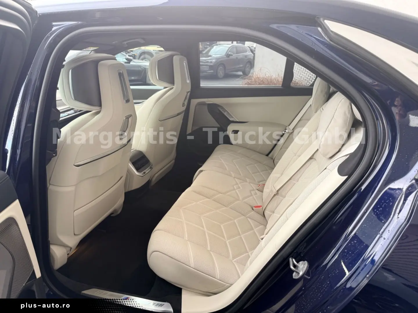 BMW M760e xDrive 21  TV Lounge B&W