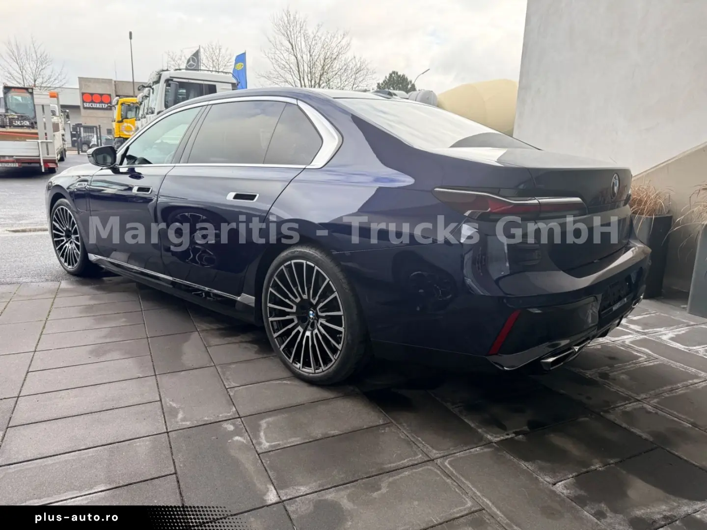 BMW M760e xDrive 21  TV Lounge B&W