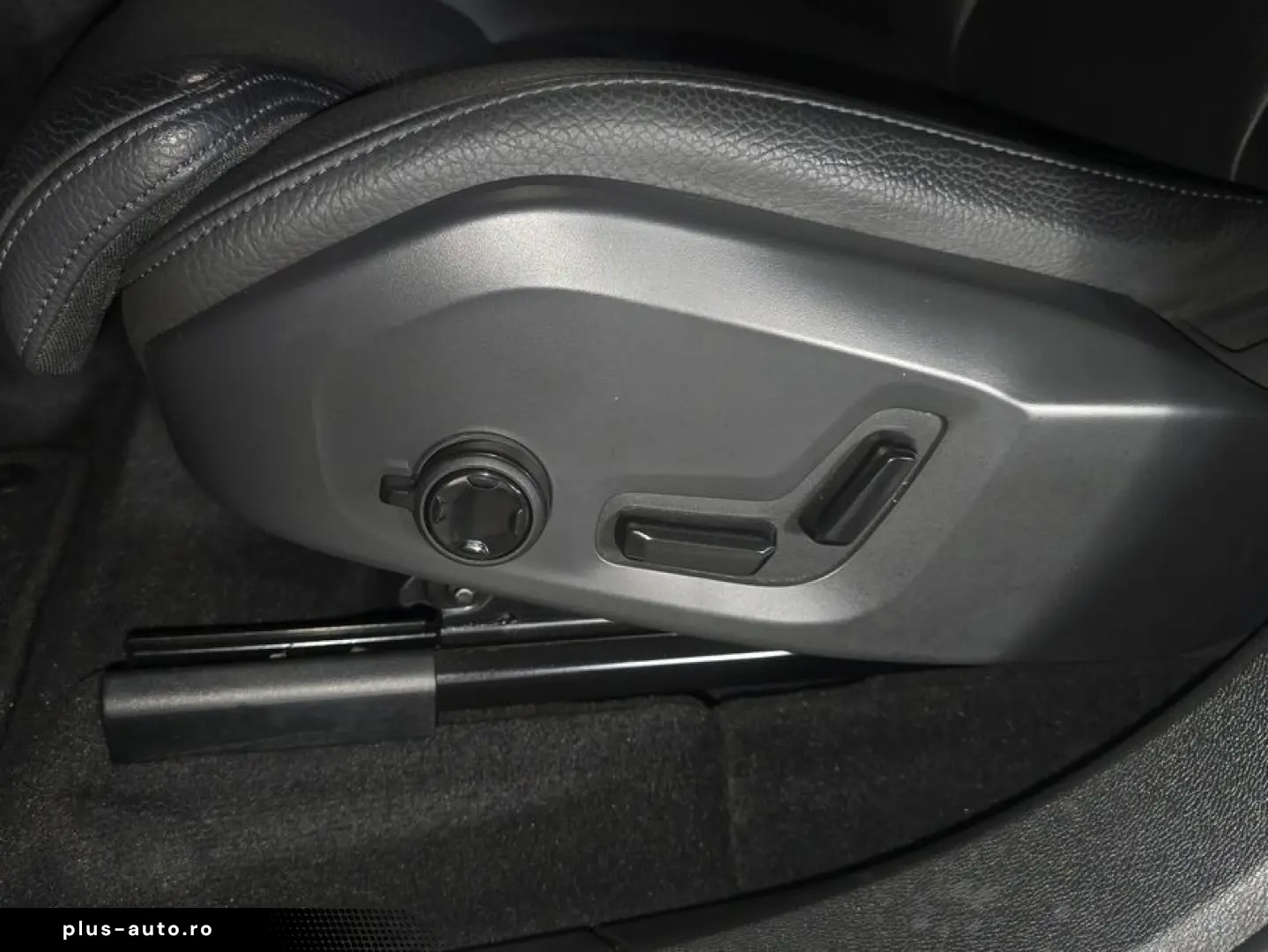 VOLVO XC60 B4 B Plus Dark