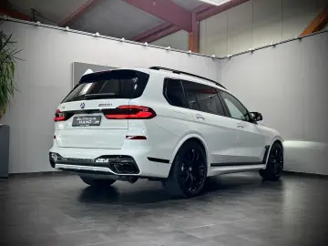 BMW X7 M60i ICONIC GLOW 7-SITZER INDIV. ACC PANO 1Hd