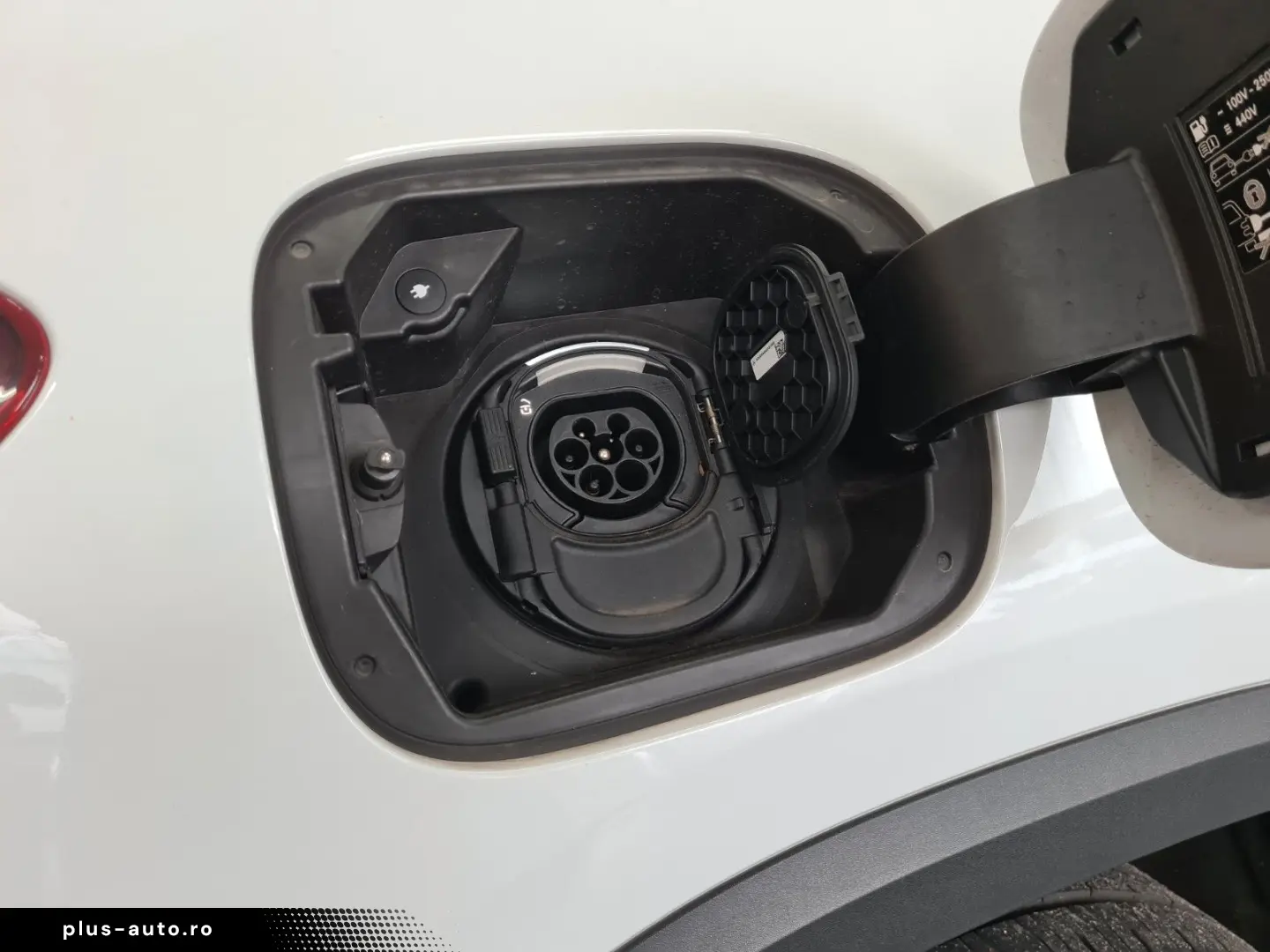 MERCEDES-BENZ GLA 250e 8G Progressive Pano Navi LED &hellip;