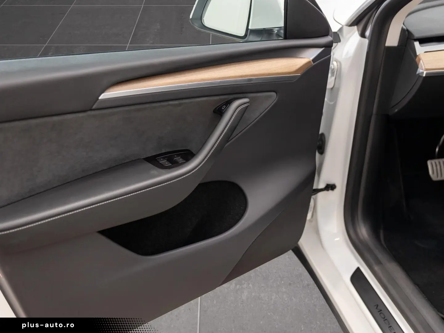 TESLA Model Y Performance Dual AWD 1.HD AMD RYZEN