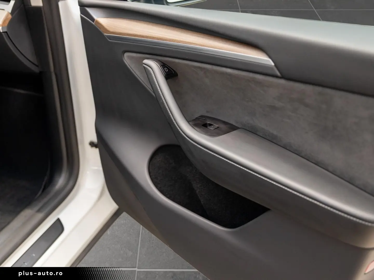 TESLA Model Y Performance Dual AWD 1.HD AMD RYZEN