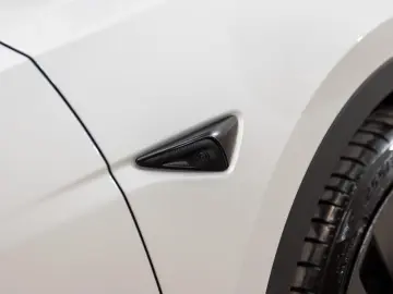 TESLA Model Y Performance Dual AWD 1.HD AMD RYZEN