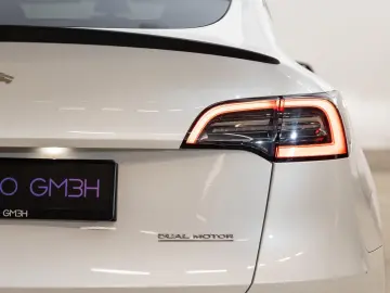 TESLA Model Y Performance Dual AWD 1.HD AMD RYZEN