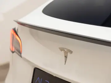 TESLA Model Y Performance Dual AWD 1.HD AMD RYZEN