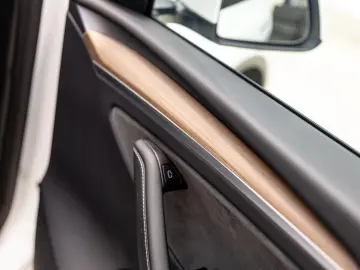 TESLA Model Y Performance Dual AWD 1.HD AMD RYZEN