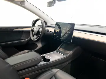 TESLA Model Y Performance Dual AWD 1.HD AMD RYZEN
