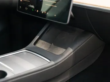 TESLA Model Y Performance Dual AWD 1.HD AMD RYZEN