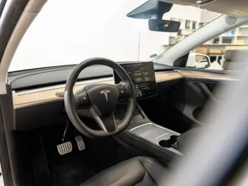 TESLA Model Y Performance Dual AWD 1.HD AMD RYZEN