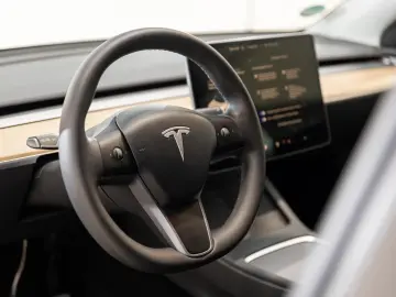 TESLA Model Y Performance Dual AWD 1.HD AMD RYZEN