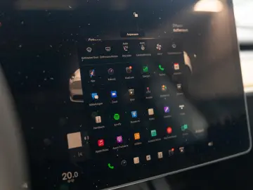 TESLA Model Y Performance Dual AWD 1.HD AMD RYZEN