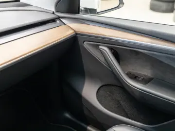 TESLA Model Y Performance Dual AWD 1.HD AMD RYZEN