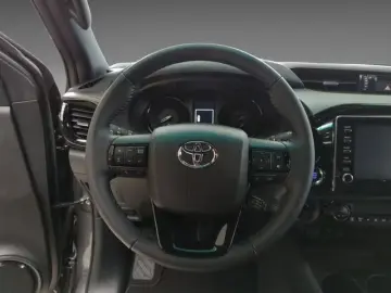 Toyota Hilux 4x4 2 8 l DC AT Invincible TD