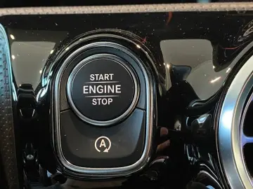 MERCEDES-BENZ A 200 AMG-Line NightP MBUX Multibeam Sthz HUD