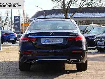 MERCEDES-BENZ E 300 de 4M AMG DISTRO PANO KAMERA BURMESTER