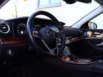 MERCEDES-BENZ E 300 de 4M AMG DISTRO PANO KAMERA BURMESTER