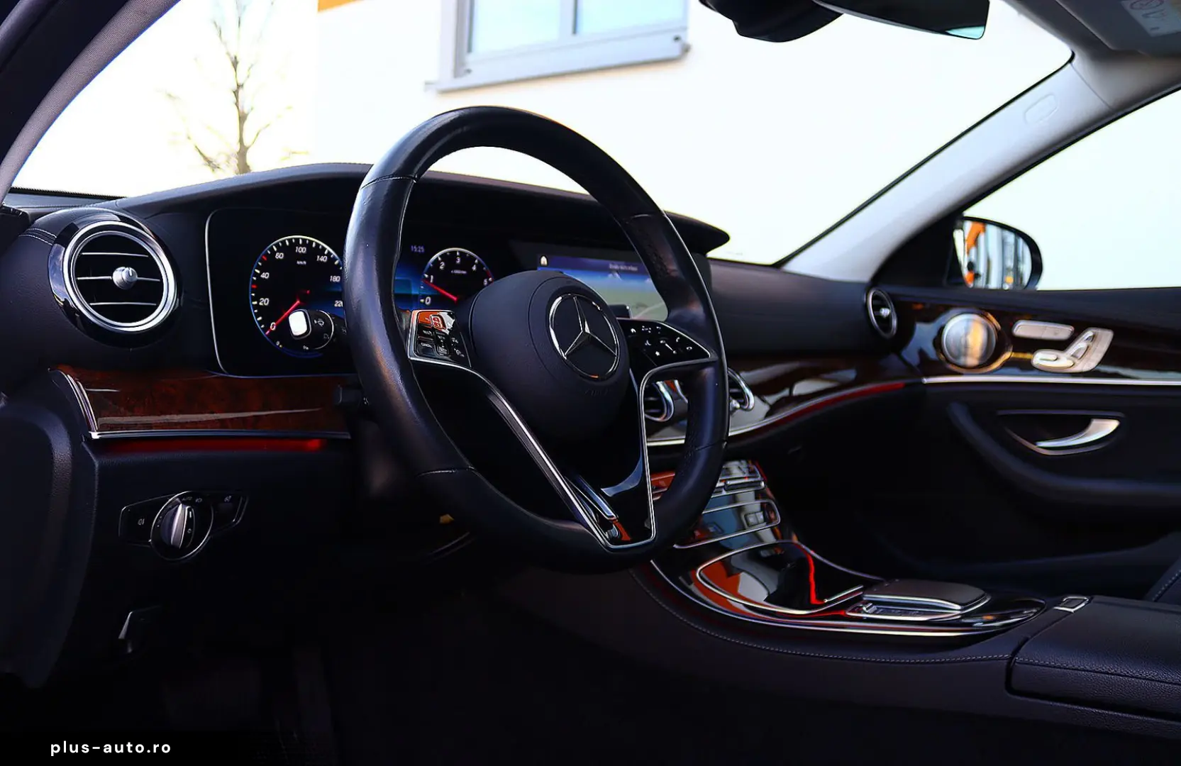 MERCEDES-BENZ E 300 de 4M AMG DISTRO PANO KAMERA BURMESTER