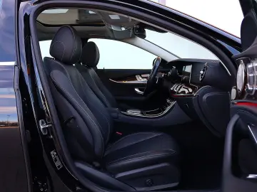 MERCEDES-BENZ E 300 de 4M AMG DISTRO PANO KAMERA BURMESTER