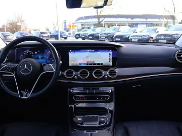 MERCEDES-BENZ E 300 de 4M AMG DISTRO PANO KAMERA BURMESTER