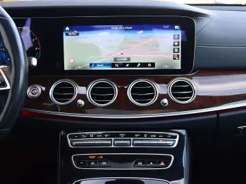 MERCEDES-BENZ E 300 de 4M AMG DISTRO PANO KAMERA BURMESTER