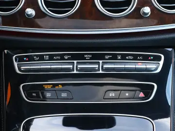 MERCEDES-BENZ E 300 de 4M AMG DISTRO PANO KAMERA BURMESTER