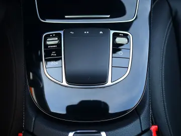 MERCEDES-BENZ E 300 de 4M AMG DISTRO PANO KAMERA BURMESTER