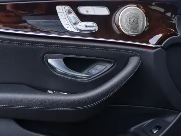 MERCEDES-BENZ E 300 de 4M AMG DISTRO PANO KAMERA BURMESTER