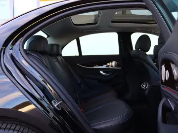 MERCEDES-BENZ E 300 de 4M AMG DISTRO PANO KAMERA BURMESTER