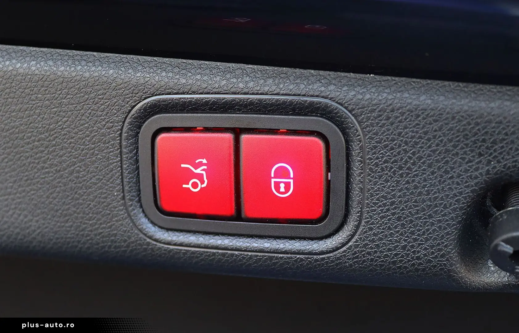 MERCEDES-BENZ E 300 de 4M AMG DISTRO PANO KAMERA BURMESTER