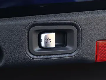 MERCEDES-BENZ E 300 de 4M AMG DISTRO PANO KAMERA BURMESTER