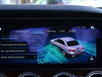 MERCEDES-BENZ E 300 de 4M AMG DISTRO PANO KAMERA BURMESTER